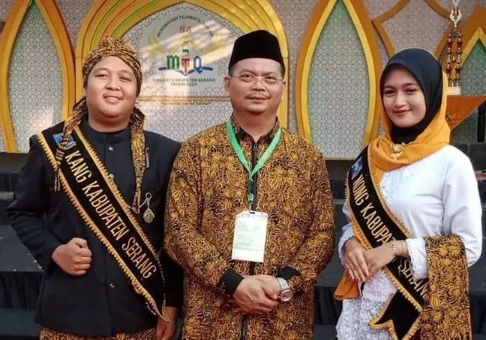 Asda II Pemkab Serang, Febrianto, foto bersama dengan Kang Nong usai gelaran MTQ Tingkat Kabupaten, belum lama ini di Cinangka. (ISTIMEWA)