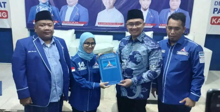 Andika Hazrumy Terima Surat Tugas dari Ketua Partai Demokrat Banten