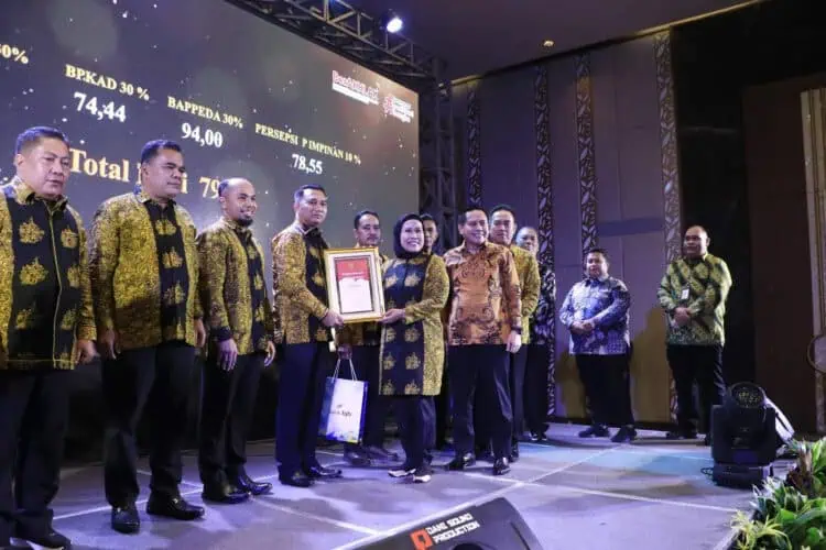 Bupati Tatu Tabur Penghargaan SAKIP Award Untuk OPD