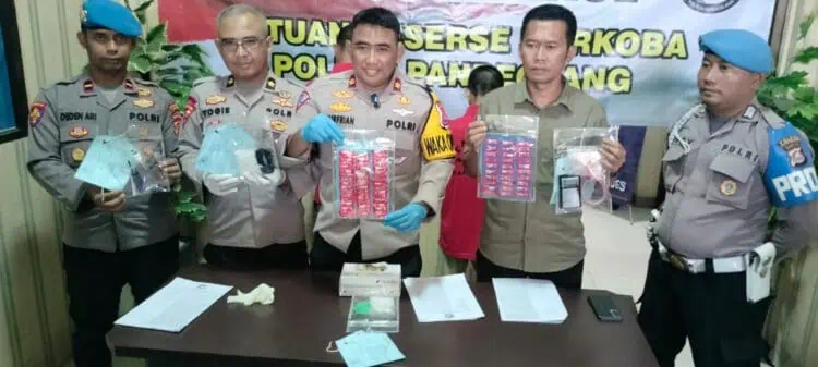 Perwira tinggi Polres Pandeglang, tunjukkan barang bukti narkoba yang disitanya, Rabu (5/6/2024). (ADIB FAHRIE/SATELITNEWS.COM)