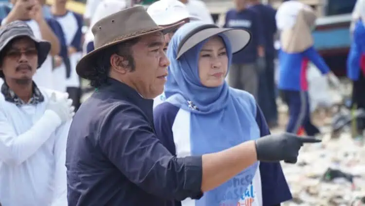 Pj Gubernur Banten Al Muktabar, berbincang dengan Bupati Pandeglang Irna Narulita, di area tumpukan sampah Teluk Kecamatan Labuan, Kabupaten Pandeglang, Jumat (7/6/2024). (ISTIMEWA)