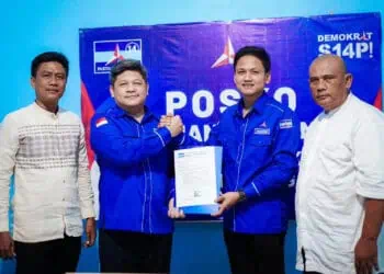 Iing Andri Supriadi (kedua dari kanan), menerima surat tugas dari DPP Partai Demokrat yang diberikan oleh Ketua DPC Partai Demokrat Pandeglang MM. Fuhaira Amin (kedua dari kiri), di Sekretariat DPC Partai Demokrat Pandeglang, Sabtu (8/6/2024). (ISTIMEWA)
