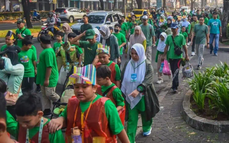 Ajarkan Siswa Cintai Bumi, SD Cikal Cendekia Gelar Long March Pungut Sampah