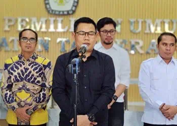 KONFERENSI PERS: Jajaran Komisioner KPU Kabupaten Tangerang saat menggelar konferensi pers di lobi Sekretariat KPU Kabupaten Tangerang, Tigaraksa. (SATELIT NEWS)
