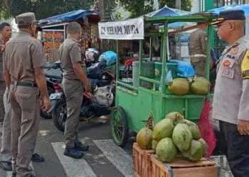 PKL Depan Masjid Agung Ar Rahman Pandeglang Dipindahkan Sementara 