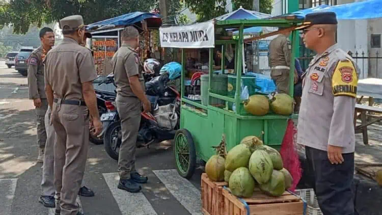 PKL Depan Masjid Agung Ar Rahman Pandeglang Dipindahkan Sementara 