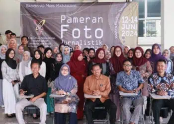 Para dosen dan mahasiswa, berfoto bersama di areal Pameran Foto Jurnalistik 2034, Rabu (12/6/2024). (ISTIMEWA)