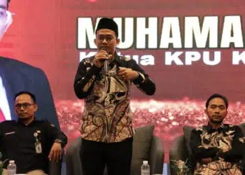 Ketua KPU Kabupaten Serang, Muhamad Nasehudin, memberikan bimbingan teknis terkait pengelolaan administrasi keuangan, di salah satu hotel di Serang. (SIDIK/SATELITNEWS.COM)