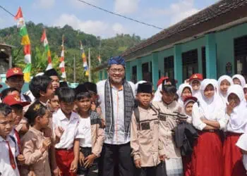 Direktur Utama Astra Tol Tamer Rinaldi saat berfoto bersama para siswa SDN 1 Datarcae seusai menyalurkan bantuan CSR-nya. (ISTIMEWA)