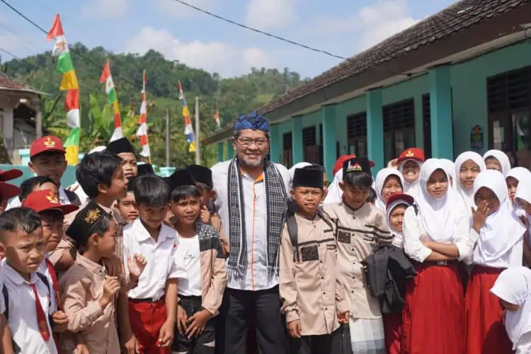 Direktur Astra Tol Tangerang - Merak Salurkan Bantuan Pendidikan