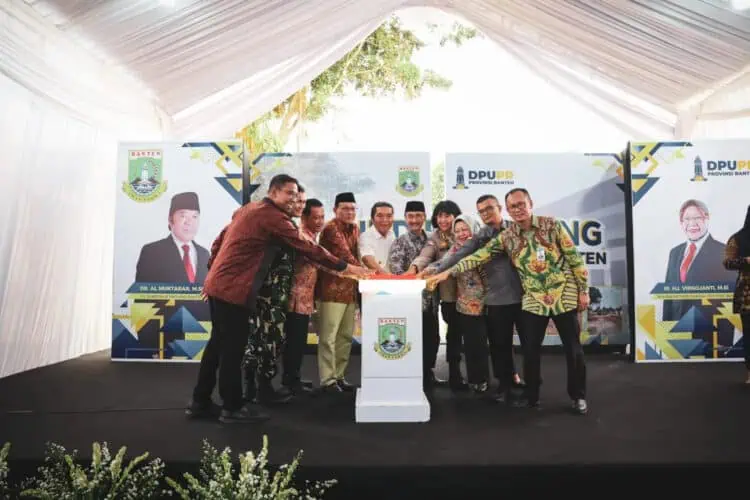 GROUNDBREAKING: Penjabat Gubernur Banten, Al Muktabar bersama jajaran saat melakukan ground breaking pembangunan gedung Bank Banten di Kota Serang, Jumat (14/6/2024). (ISTIMEWA)