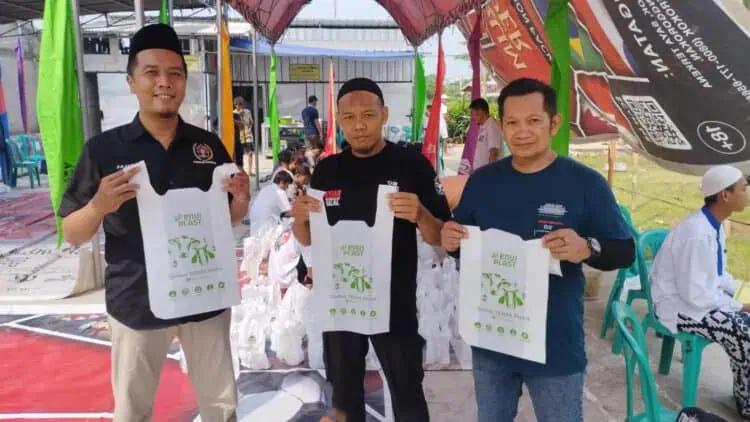 Keren, DKM An Nuur Mustika Pakai Plastik Ramah Lingkungan Untuk Daging Kurban