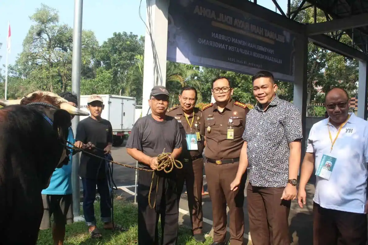 Siapkan 500 Kupon, Kejari Kabupaten Tangerang Bagikan Daging Kurban Siapkan 500 Kupon, Kejari Kabupaten Tangerang Bagikan Daging Kurban