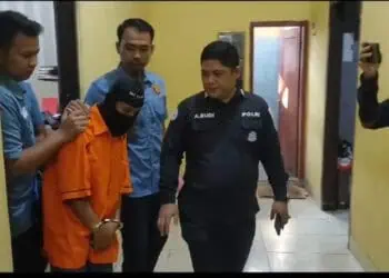Pelaku pembunuh anaknya, digiring jajaran anggota Polresta Serang Kota. Dan Kapolresta Serang Kota, menggelar konferensi pers, terkait pembunuhan balita di Ciomas, Kabupaten Serang, Rabu (19/6/2024). (ISTIMEWA)
