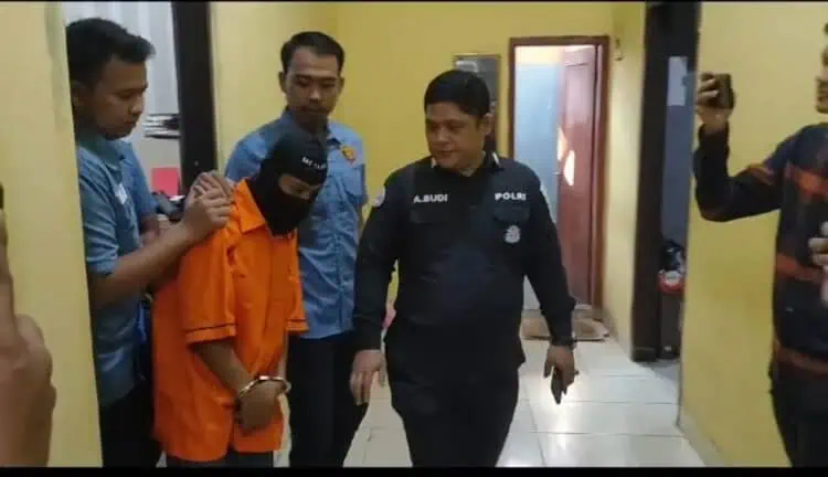 Pelaku pembunuh anaknya, digiring jajaran anggota Polresta Serang Kota. Dan Kapolresta Serang Kota, menggelar konferensi pers, terkait pembunuhan balita di Ciomas, Kabupaten Serang, Rabu (19/6/2024). (ISTIMEWA)