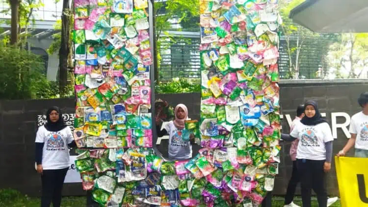 Greenpeace Kembalikan Sampah Plastik Produk ke Kantor Univeler di Cisauk