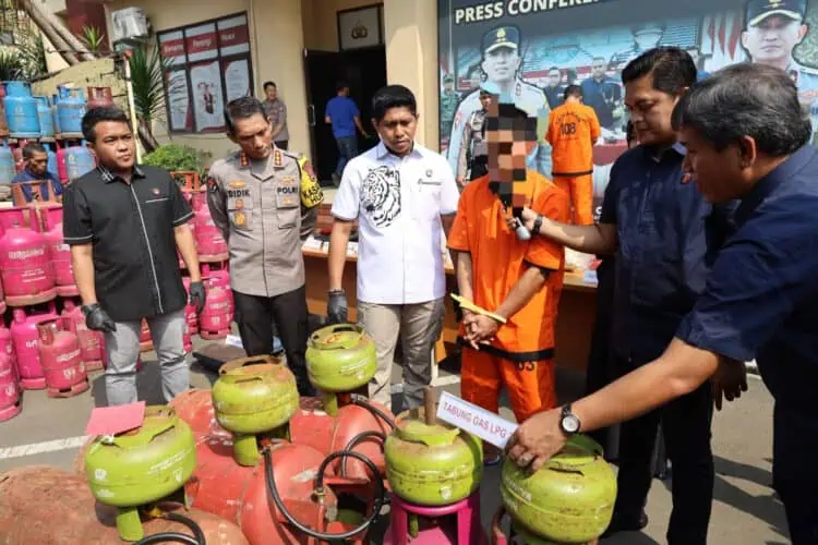Beromset Miliaran, Polda Banten Ringkus Dua Pengoplos Gas LPG 3 Kg