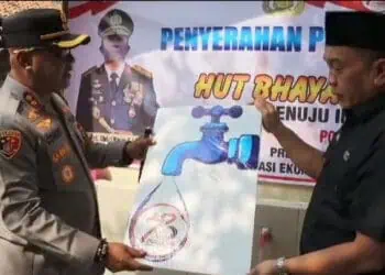 Kapolres Serang AKBP Condro Sasongko, melakukan serah terima bantuan pengeboran air, di Desa Lebak Kepuh, Jumat (21/6/2024). (ISTIMEWA)