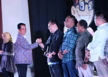 Pj Bupati Tangerang Andi Ony Prihartono menyerahkan penghargaan kepada Kepala Kejaksaan Negeri Tangerang Ricky Tommy Hasiholan dalam acara malam penganugerahan Pak Jaka Digital Award tahun 2024 di Hotel Atria Gading Serpong, Jumat (21/6). (ISTIMEWA)