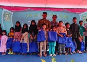 Pengurus Madrasah Nurul Najmi, berikan santunan kepada anak yatim piatu disela sela kegiatan ikhtifalan santri. (SIDIK/SATELITNEWS.COM)