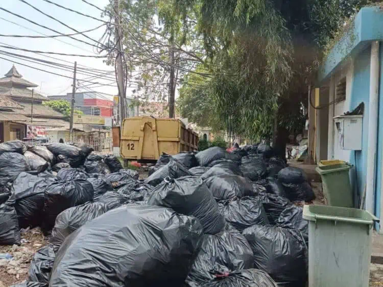 Sampah Menumpuk Disamping ULP, Bagian Umum Pemkab Serang Bingung