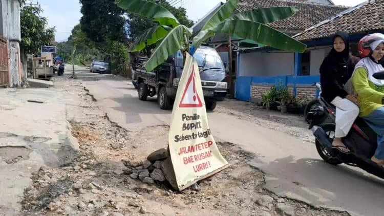 Jalan Ciekek Hilir Dikeluhkan, DPUPR Pandeglang Janji Tahun Depan Diperbaiki