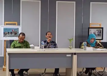 Plt Kepala Diskominfo SP Provinsi Banten Nana Suryana (tengah), saat memberikan materi pada kegiatan sosialisasi dan Bimtek terkait fenomena Judi Online (Judol), Kamis (27/6/2024). (LUTHFI/SATELITNEWS.COM)