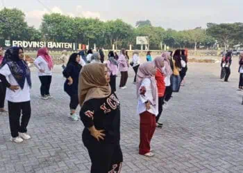 Sejumlah ASn di lingkungan Pemprov Banten, sedang berolahraga senam. Dalam rangka menjaga kebugaran, dan kesehatan. (ISTIMEWA)