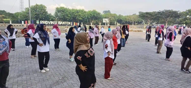 Sejumlah ASn di lingkungan Pemprov Banten, sedang berolahraga senam. Dalam rangka menjaga kebugaran, dan kesehatan. (ISTIMEWA)