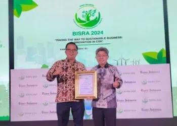 Direktur PT. Indah Kiat Pulp and Paper Tbk Serang Mill, Heppy Moiras, menerima secara langsung penghargaan BISRA CSR AWARDS 2024. (ISTIMEWA)