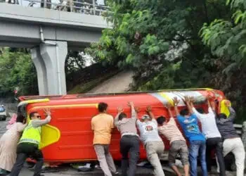 Situasi di Jalan Tol Tangerang - Merak KM 41, Kecamatan Balaraja. Petugas kepolisian bersama petugas tol sedang melakukan evakuasi terhadap minibus isuzu elf Nopol B 7015 BDB yang memgalami kecelakaan lalulintas, Kamis (27/6). (ISTIMEWA)