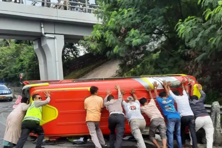 Sopir Hilang Kendali, Mobil Elf Terbalik di Tol Balaraja