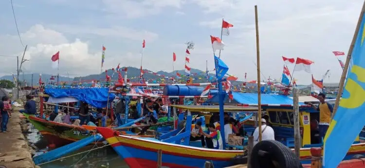 Puluhan kapal nelayan di Kampung Kepuh, Kecamatan Bojonegara sedang melakukan persiapan mengikuti parade dalam rangka memperingati Hari Nelayan Internasional, Sabtu (29/6/2024). (LUTHFI/SATELITNEWS.COM)
