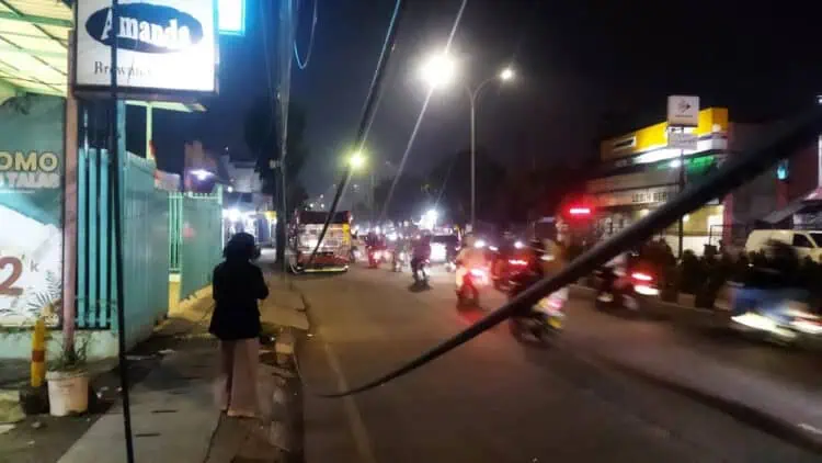 Kabel Bekas Penertiban di Jalan Siliwangi Pamulang Tampak Semrawut