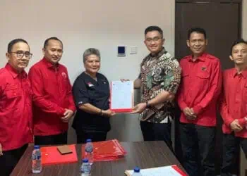 Pengurus DPW PDIP Provinsi Banten, serahkan Surat Tugas sebagai Bakal Calon Bupati Serang, kepada Andika Hazrumy, Rabu (19/5/2024). (ISTIMEWA)