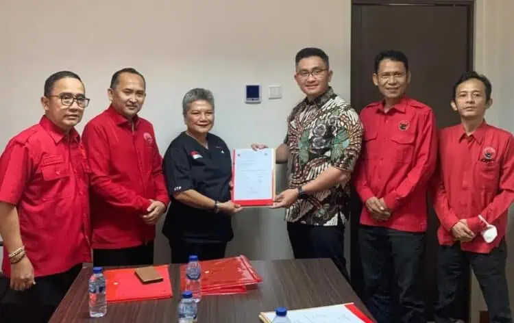 Pengurus DPW PDIP Provinsi Banten, serahkan Surat Tugas sebagai Bakal Calon Bupati Serang, kepada Andika Hazrumy, Rabu (19/5/2024). (ISTIMEWA)