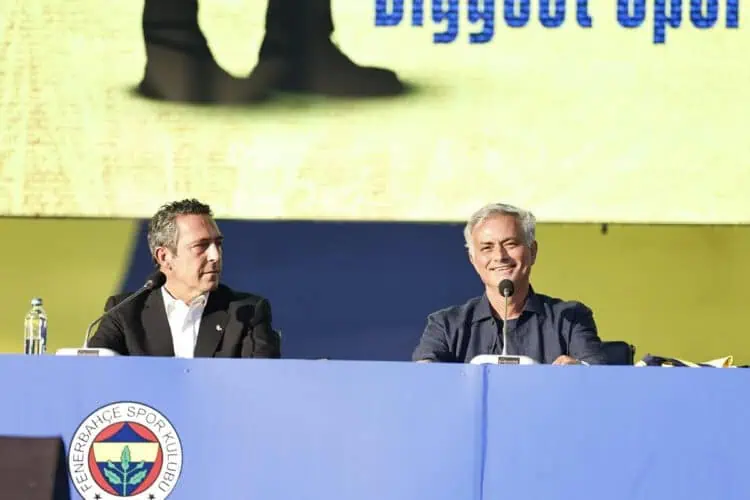 Dikontrak Dua Musim, Jose Mourinho Disambut Meriah di Fenerbahce