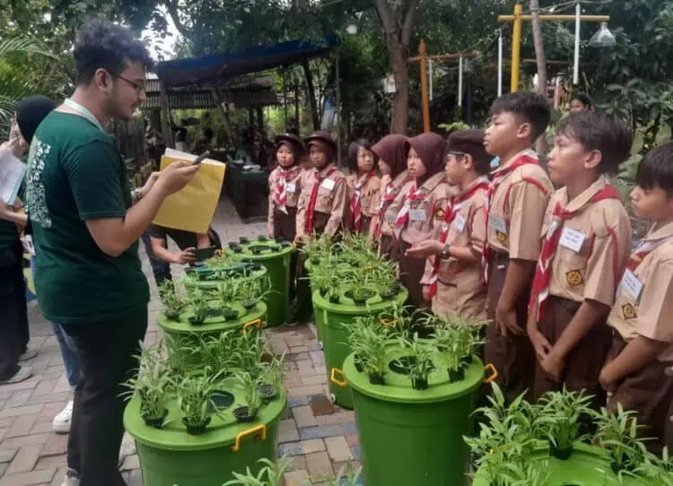 Mahasiswa LSPR Gelar Eduwisata Berbasis Lingkungan di Kampung Tematik Saungkuriang Cipondoh