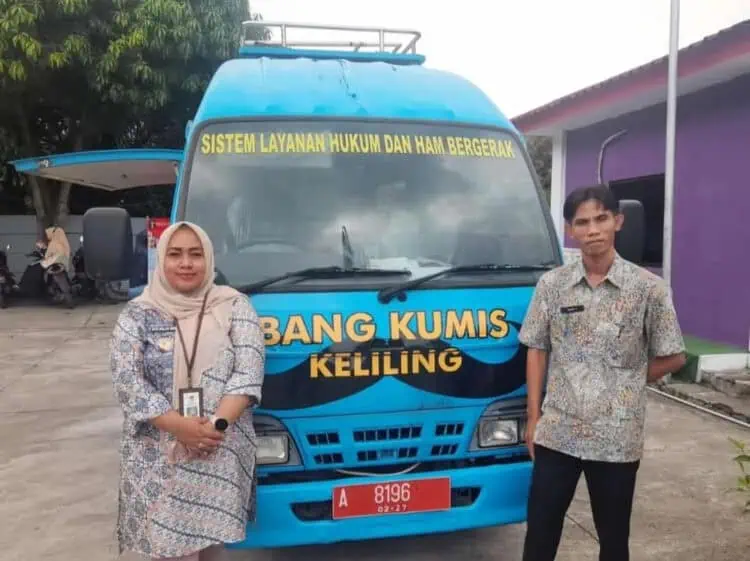 BERI DUKUNGAN: Lurah Sukamulya Kecamatan Cikupa Rita Wulan Sari (kiri) memberikan dukungan dan apresiasi terhadap program bantuan hukum bagi masyarakat tidak mampu. (ISTIMEWA)