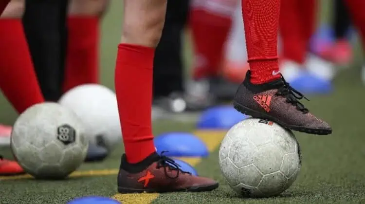 Viral Pemain Liga 1 Keroyok Wasit