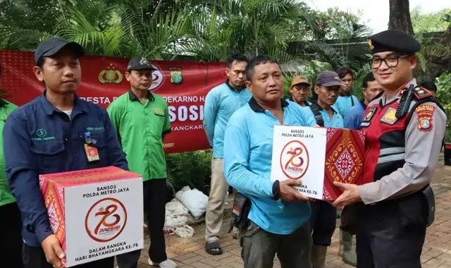HUT Ke-78 Bhayangkara, Polresta Bandara Soetta Salurkan Bansos Sembako ke Warga