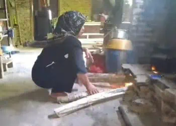 Elpiji Mahal, Warga Lebak Beralih Pakai Kayu Bakar