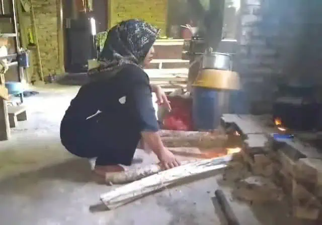 Elpiji Mahal, Warga Lebak Beralih Pakai Kayu Bakar