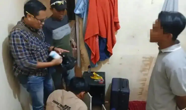 DIAMANKAN: Anggota Polsek Teluknaga berhasil menangkap satu orang tersangka penjual obat terlarang daftar G dan barang bukti transaksi. (ISTIMEWA)