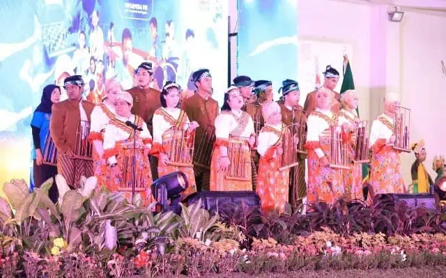 Kisah Ibu-Ibu Paguyuban Siswa YKDW yang Sukses Bikin Anak Disabilitasnya Pandai Bermain Angklung