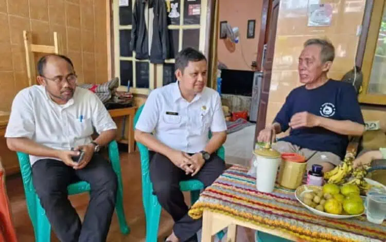 Dindikbud Tangsel Santuni Keluarga Pelajar Tewas Akibat Kecelakaan di Ciputat