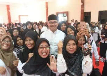 Andika Hazrumy, melakukan sesi foto bersama, usai menjadi pembicara di acara Kemenag Kabupaten Serang, Rabu (3/7/2024). (SIDIK/SATELITNEWS.COM)