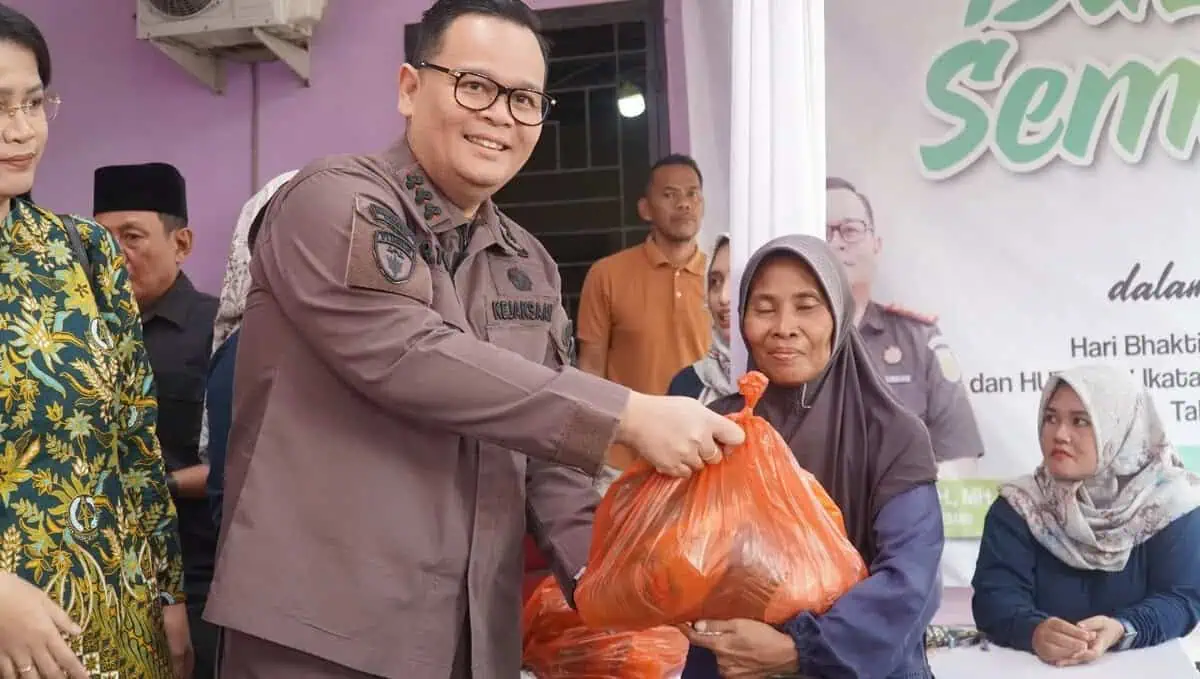Bazar Sembako Murah Kejari Kabupaten Tangerang Disambut Antusias Warga Desa Rawa Rengas Bazar Sembako Murah Kejari Kabupaten Tangerang Disambut Antusias Warga Desa Rawa Rengas