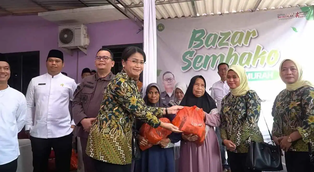 Bazar Sembako Murah Kejari Kabupaten Tangerang Disambut Antusias Warga Desa Rawa Rengas Bazar Sembako Murah Kejari Kabupaten Tangerang Disambut Antusias Warga Desa Rawa Rengas