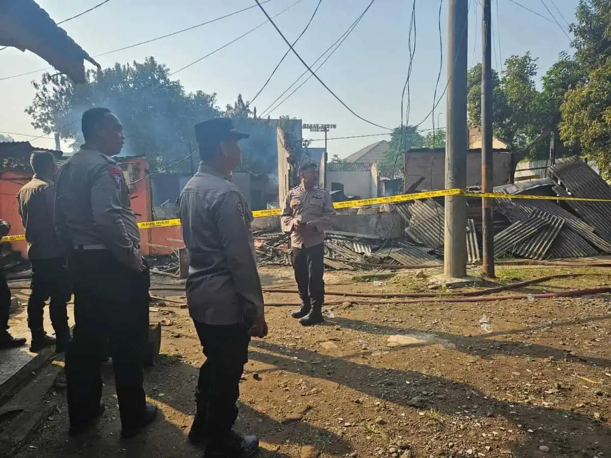 10 Unit Bangunan Asrama Polsek Balaraja Ludes Terbakar Diduga Akibat Arus Pendek Listrik 10 Unit Bangunan Asrama Polsek Balaraja Ludes Terbakar Diduga Akibat Arus Pendek Listrik